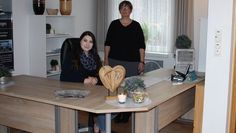 Jessica Franzke (li.) und ihre Mitarbeiterin Bianca Werth begleiten im Trauerfall und kümmern sich um alles Notwendige  Foto: frenk