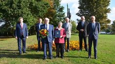 Frieda Krafthöfer und ihr Ehemann Werner (3. v. li.) kamen gemeinsam zur Verleihung des Verdienstkreuzes an den Vörder See.  Foto: rgp