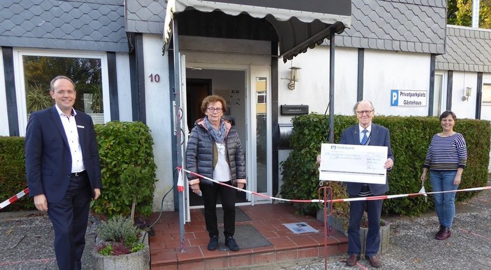 Jan Mackenberg, Gerda Urbrock, Klaus Fitzner und Angelika Meurer-Schaffenberg (von links) freuen sich über den Erlös des Projektes für die Tafeln.  Foto: hc