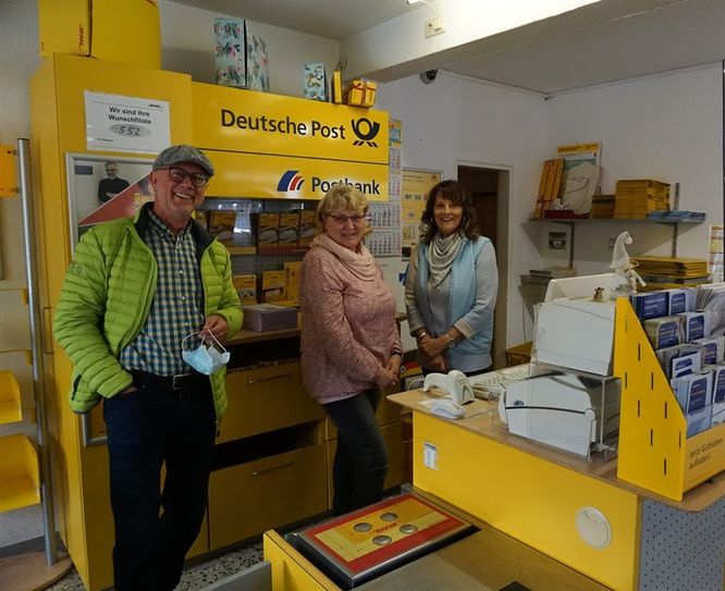 Heike Huxoll (Mitte) und Birgit Thomfohrde wollen auch weiter für die Postkunden in Beverstedt da sein. Ortsvorsteher Harald Michaelis hat bereits Hilfe zugesagt. Foto Käte Heins