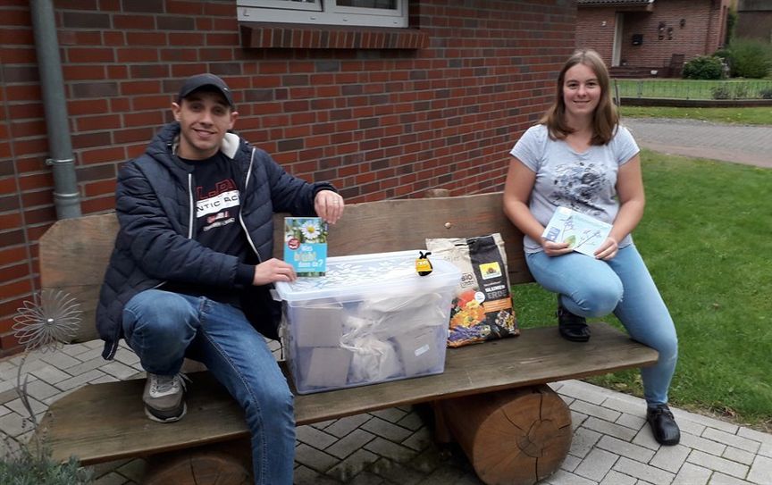 Daniele Finocchiaro und Jasmin Finke vom Kindergarten Oerel freuen sich über die neue Materialkiste.  Foto: Bettina Schroeder