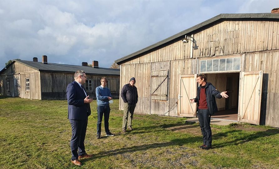 Marco Prietz (v. li.) mit Andreas Ehresmann, Günther Justen-Stahl und Ronald Sperling vor den historischen Unterkunftsbaracken der Gedenkstätte.  Foto: eb