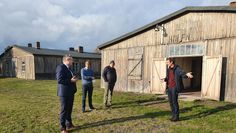 Marco Prietz (v. li.) mit Andreas Ehresmann, Günther Justen-Stahl und Ronald Sperling vor den historischen Unterkunftsbaracken der Gedenkstätte.  Foto: eb