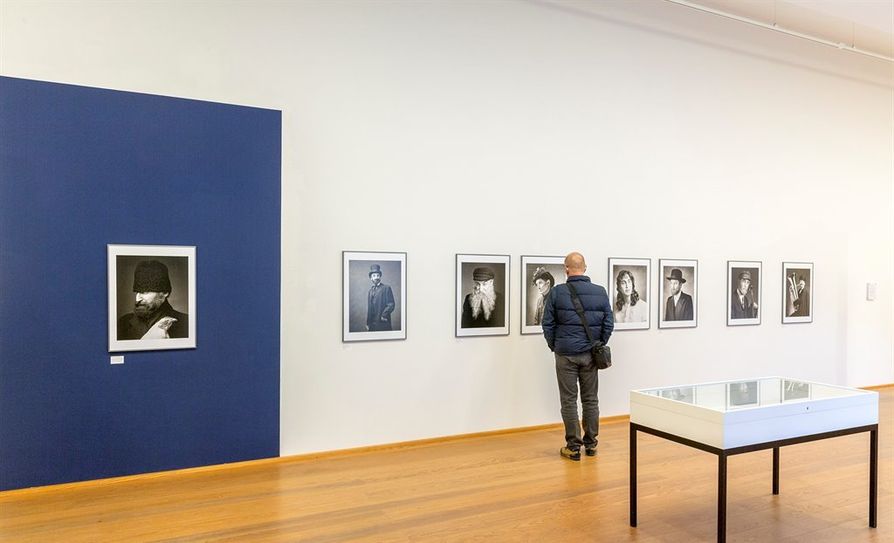 Besonders die Ausstellung „Foukus Mensch“ im Haus im Schluh hat sich zum Publikumsmagnet entwickelt.  Foto: Jürgen Stasser