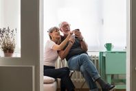 Ein Makler hilft beim Verkauf der Immobilie und entlastet verkaufende Eigentümer und Eigentümerinnen.
Foto: djd/ImmoScout24/Garage Island Crew/Stocksy United