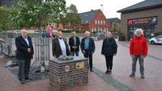 V.l.n.r.: Lion Wilfried Guttmann, Wolfhard Verhoelen (Vorsitzender Heimat- und Bürgerverein), Hartmut Sonström (Präsident Lions Club Ritterhude), Ortwin Vogel (Schatzmeister NABU Ritterhude), Liane Magerkurth (Kassenwartin TUSG Ritterhude) und Roland Saade (Freundeskreis Ritterhuder Lichtspiele) bei der Spendenübergabe.  Foto: eb