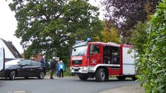 Die Feuerwehr demonstriert mit einem Einsatzfahrzeug die Schwierigkeiten beim Manövrieren zum Einsatzort.  Foto: eb