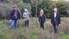 Viele Bürger*innen beteiligten sich an der Erweiterung der Streuobstwiese am Knorrenkamp. Mit dabei auch Anja Kalski vom ANZEIGER und Bürgermeister Rhode.  Foto: wkal