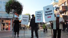 Mitglieder der Linkspartei protestierten gegen die Anschaffung bewaffneter Drohnen für die Bundeswehr.  Foto: mf