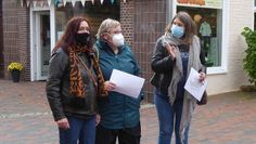 Anja Heuser (rechts) und Brigitte Neuner-Krämer (links) erläutern Eva Viehoff in der Fußgängerzone den Sanierungsplan für die Innenstadt.  Foto: hc