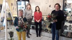 Birgit Krohn (hinten links) und ihre Mitarbeiterin Bianka Blume (hinten rechts) übergaben kürzlich Warengutscheine an die glücklichen Gewinnerinnen Christa Link (vorne links) und Erika Kahrs.  Foto: tg