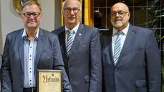 Herbert Lührs wurde für seine hervorragenden Verdienste geehrt. Vom Niedersächsischen Fußballverband e.V.  Kreis Cuxhaven  waren der Kreisvorsitzender Walter Kopf und der stellvertretende Vorsitzende Heiko Wiehn zu Gast.  Foto: khe