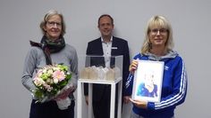 Katrin Schütte und Birte Hölscher (von links)  freuen sich über den Gewinn des Volksbank-Kulturpreises, der ihnen von Volksbank-Vorstand Jan Mackenberg überreicht wurde.  Foto: hc