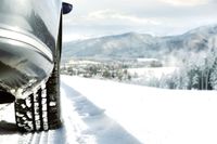 Auf winterliche Straßen sollten sich Autofahrer rechtzeitig einstellen - Wer Urlaub in alpinen Regionen plant, ganz besonders. Foto: djd/www.garantie-direkt.de/magdal3na - stock.adobe.com