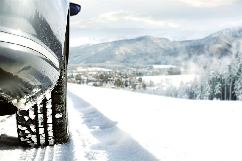 Auf winterliche Straßen sollten sich Autofahrer rechtzeitig einstellen - Wer Urlaub in alpinen Regionen plant, ganz besonders. Foto: djd/www.garantie-direkt.de/magdal3na - stock.adobe.com