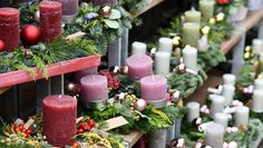 In den Gärtnereien und Blumenläden in der Region gibt es stimmungsvolle Adventsgestecke und weihnachtlich-winterliche Deko für ein schönes Zuhause.  Foto: Adobe Stock/firn