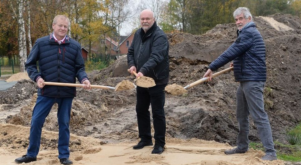 Bürgermeister Manfred Knust (von links), Architekt Meyer und der stellvertretende Kreisvorsitzende Jürgen Witt setzten den ersten Spatenstich für den Neubau des Kindergartens.  Foto: sla