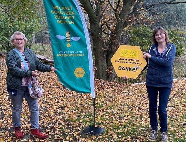 Marion Arnhold und Bettina Schroeder vom Aktionsbündnis Rotenburg-Nord bedanken sich bei allen, die das Volksbegehren unterstützt haben.  Foto: Leif Arnhold