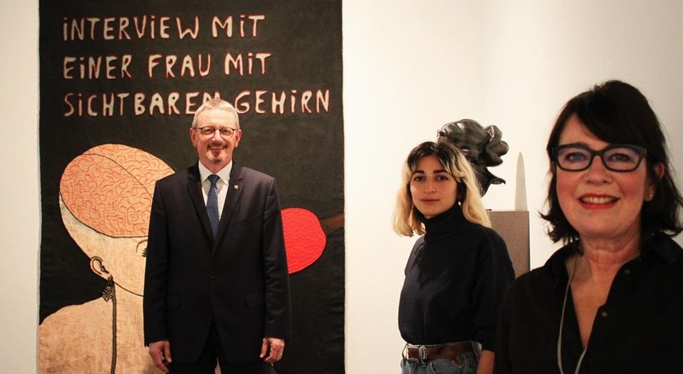 Läuft bei denen: Cihan Cakmak (in der Mitte) hat den Nachwuchspreis und Marie S. Ueltzen den Sonderpreis im Rahmen des Paula Modersohn-Becker Kunstpreises abgestaubt.  Foto: pvio