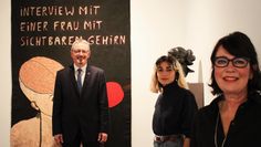 Läuft bei denen: Cihan Cakmak (in der Mitte) hat den Nachwuchspreis und Marie S. Ueltzen den Sonderpreis im Rahmen des Paula Modersohn-Becker Kunstpreises abgestaubt.  Foto: pvio