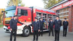 Gemeindebrandmeister Jens Bullwinkel (links) übergab den Schlüssel zunächst an den Ortsbrandmeister Ralf Peters und die zuständige Beschaffungsgruppe bei der Ortsfeuerwehr Hambergen.  Foto: eb