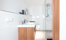 Helle Farben lassen auch kleinere Bäder großzügiger und freundlicher erscheinen. Foto: djd/bad.de