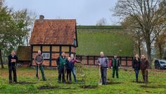 Fleißige Helfer*innen bei der Pflanzakion auf dem Lilienhof. 
 Foto: eb