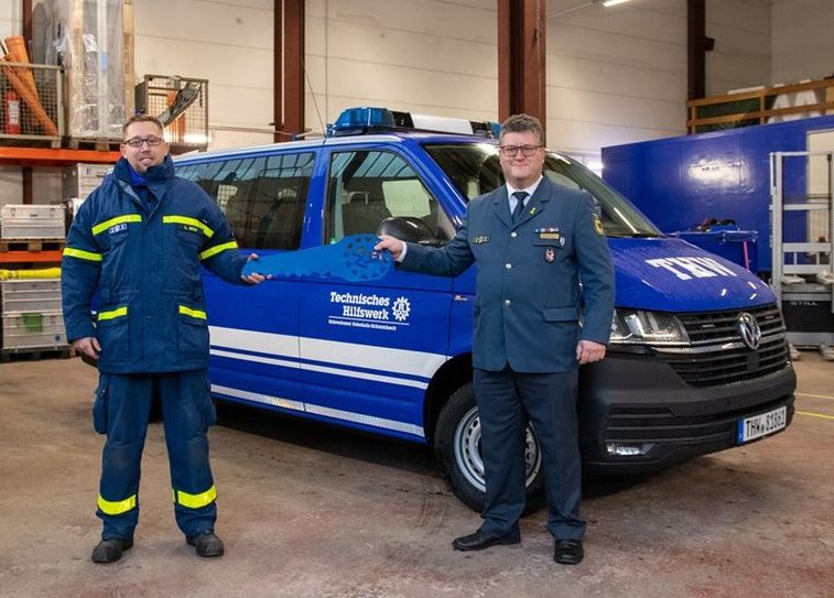 Übergabe des Fahrzeuges durch den Ortsbeauftragten Bernd Schumacher (rechts) an den Schirrmeister Lars Wulf.  Foto: eb