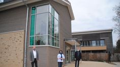 Pastor Volker Rosenfeld (v. li.), Hospizleitung Eckstein und Superintendent Wilhelm Helmers zeigen sich stolz vor dem neuen Tageshospiz.  Fotos: dcl