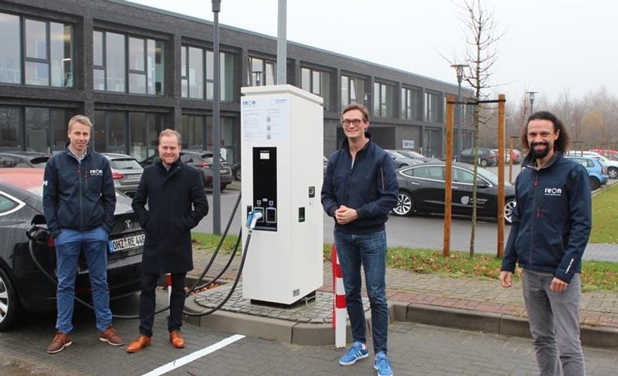 Einweihung mit Bürgermeister Kristian Tangermann: Vor dem Bürogebäude der john becker gruppe in Lilienthal gibt es seit Kurzem eine öffentliche Ladesäule für Elektroautos.  Foto: eb