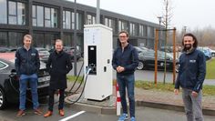 Einweihung mit Bürgermeister Kristian Tangermann: Vor dem Bürogebäude der john becker gruppe in Lilienthal gibt es seit Kurzem eine öffentliche Ladesäule für Elektroautos.  Foto: eb