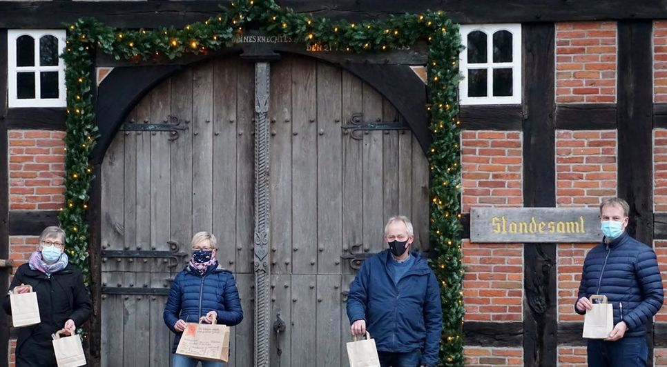 Wünschen den Senior*innen eine schöne Adventszeit (v.l.): Seniorenbeauftragte Käte Heins, Annette Blohm ( Vorsitzende Heimatverein Frelsdorf), Ortsvorsteher Gerhard Hillmann und Bürgermeister Guido Dieckmann.  Foto: khe