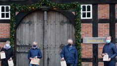 Wünschen den Senior*innen eine schöne Adventszeit (v.l.): Seniorenbeauftragte Käte Heins, Annette Blohm ( Vorsitzende Heimatverein Frelsdorf), Ortsvorsteher Gerhard Hillmann und Bürgermeister Guido Dieckmann.  Foto: khe