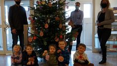 Kinder der Kita „Drachenhöhle“ Frelsdorf schmückten mit Bürgermeister Guido Dieckmann ( Mitte) den Wunschweihnachtsbaum. Für die Organisation ist Mitarbeiter Kai Wilkens (Innerer Service) auf dem Foto links zuständig. Claudia Lühmann (Erste Gemeinderätin) staunte nicht schlecht, was die Kleinen da mitgebracht hatten.   Foto: khe