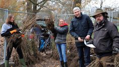 Alle Hände voll zu tun: Rund 8350 Sträucher werden im Baubetriebshof der Stadt sortiert. Auf dem Foto (von links): Jan Birmele, Jacqueline Meyerdierks, Torsten Rohde und Frieder Lüße.  Foto: Stadt OHZ