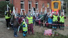 Die Kinder der Kita Sprungschanze in Karlshöfen erlebten ein tolles Lichterfest mit ihren neuen Freunden, den Glühwürmchen „Karl“ und „Glühmi“. Foto: eb