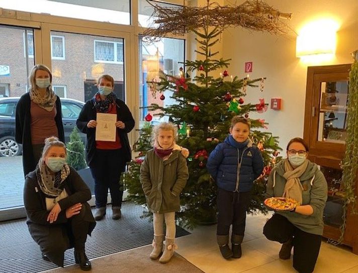 Die Kinder vom Evangelischen Kindergarten St. Liborius erfreuen mit selbst gebastelten Weihnachtsschmuck.  Foto: eb