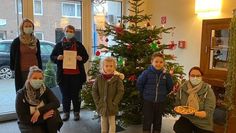 Die Kinder vom Evangelischen Kindergarten St. Liborius erfreuen mit selbst gebastelten Weihnachtsschmuck.  Foto: eb