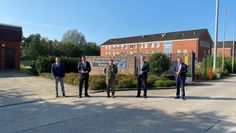 Besuch im September: Henning Otte (v.r.), Marco Prietz, Oberst Thomas Geßner, Oliver Grundmann und Seedorfs Bürgermeister Harald Hauschild.  Foto: eb