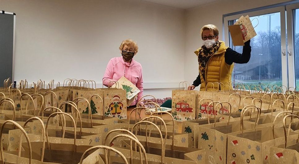 Karin Schock und Brunhilde Rühl ließen es sich nicht nehmen, eigenhändig 160 Weihnachtstüten - 130 für das Kreiskrankenhaus und 30 für das Gesundheitsamt - mit weihnachtlichen Köstlichkeiten zu befüllen.  Foto: nek