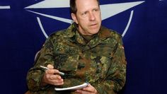 Brigadegeneral Boris Nannt berichtet über die Teilnahme der Logistikschule an der NATO-Übung „Steadfast Jupiter Jackal“.   Foto: Petra Reiter