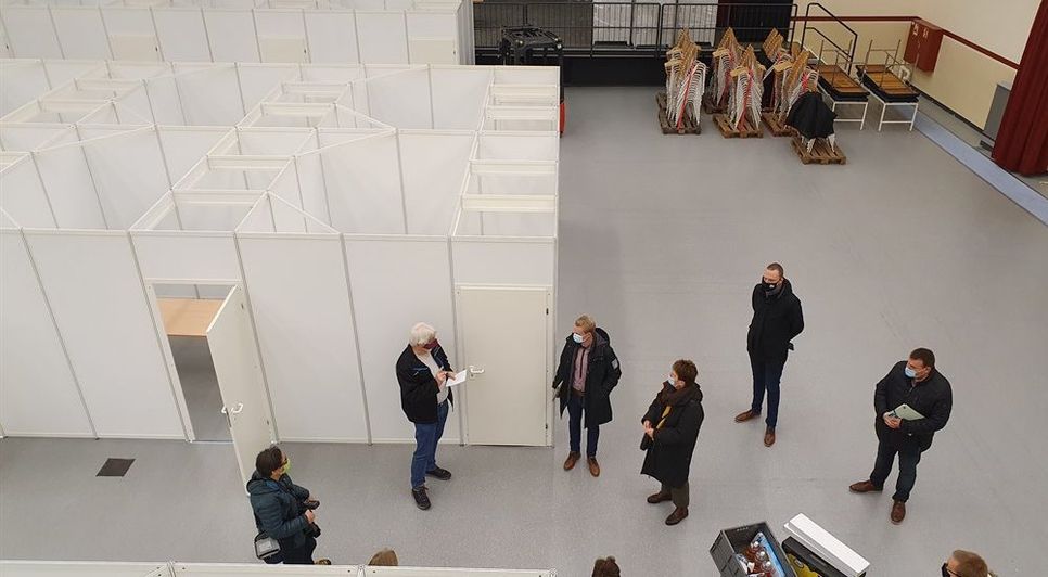 Beim Pressetermin in der Stadthalle stellten Florian Lührsen, organisatorischer Leiter des Impfteams, und die erste Kreisrätin Heike Schumacher der Öffentlichkeit die Stadthalle als Impfzentrum vor. Eine Impfstrecke steht bereits jetzt zur Verfügung, drei weitere folgen in Kürze.  Foto: nek