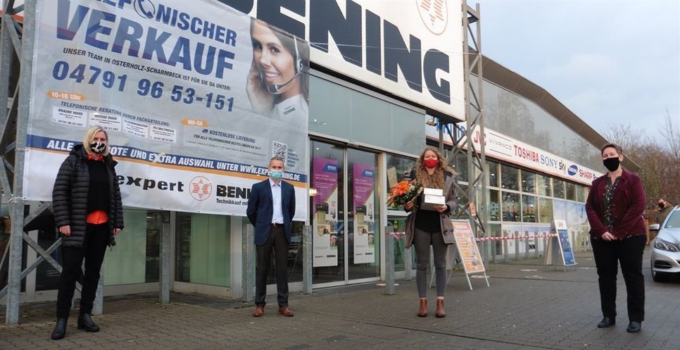 Sarah Gieschen (3.v.l.) freut sich zusammen mit Anja Kalski, Ralf Böhling und Anja Hildebrand über ihren Gewinn.  Foto: mf