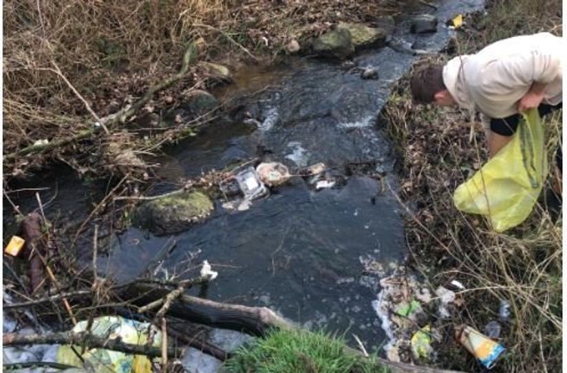 Plastikmüll im Bach.