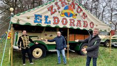 Glücklich über die Zusammenarbeit: Jan van den Hoogen (Mitte) und Klaus Fittschen überreichen Rinaldo Thiel (links) die Futtermittelspende.  Foto: an