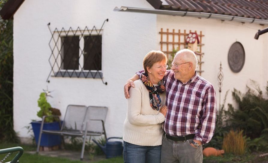 Um die Nachkommen unterstützen zu können, ist ein ausreichender finanzieller Spielraum nötig. Das gilt auch für Ruheständler, die Immobilieneigentum besitzen und damit eigentlich vermögend sind.
 Foto: djd/Deutsche Leibrenten/Sonja Brüggemann