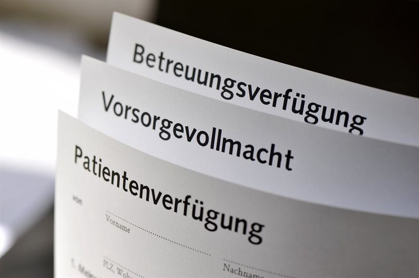 Es sind keine einfachen Fragen, mit denen man sich auseinandersetzen muss. Wer aber möchte, auch im Fall eigener Entscheidungsunfähigkeit nach den eigenen Vorstellungen behandelt zu werden, muss sie sich beim Verfassen einer Patientenverfügung stellen.  Foto: adobstock/nmann77