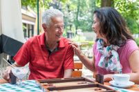 Auf Augenhöhe: Senioren-Assistent:innen begleiten ältere Menschen im Alltag.
Foto: djd/Büchmann/Seminare/Photographie Martin Hänisch, Fürth