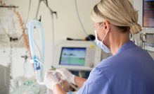 Mit einer Patientenverfügung kann man vorab bestimmen, wie man im Ernstfall behandelt werden möchte. Foto: djd/DEVK/Marc Walter