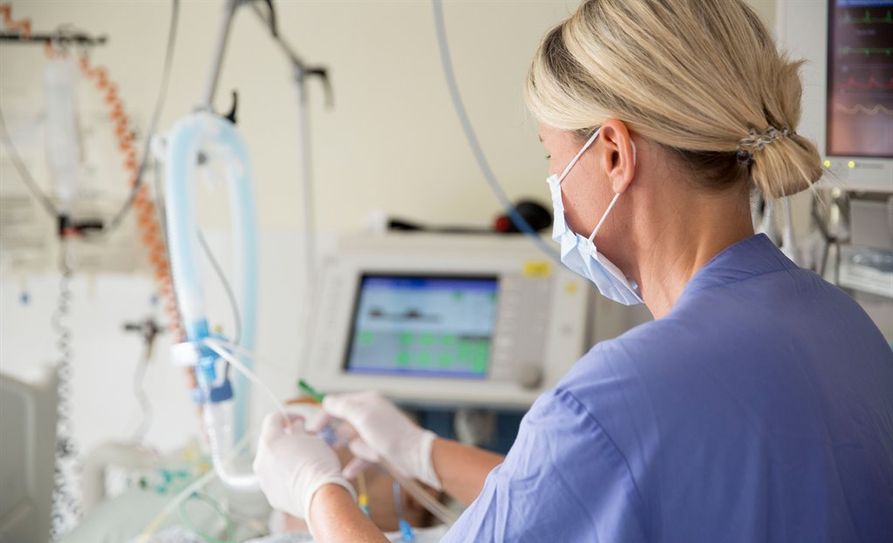 Mit einer Patientenverfügung kann man vorab bestimmen, wie man im Ernstfall behandelt werden möchte. Foto: djd/DEVK/Marc Walter